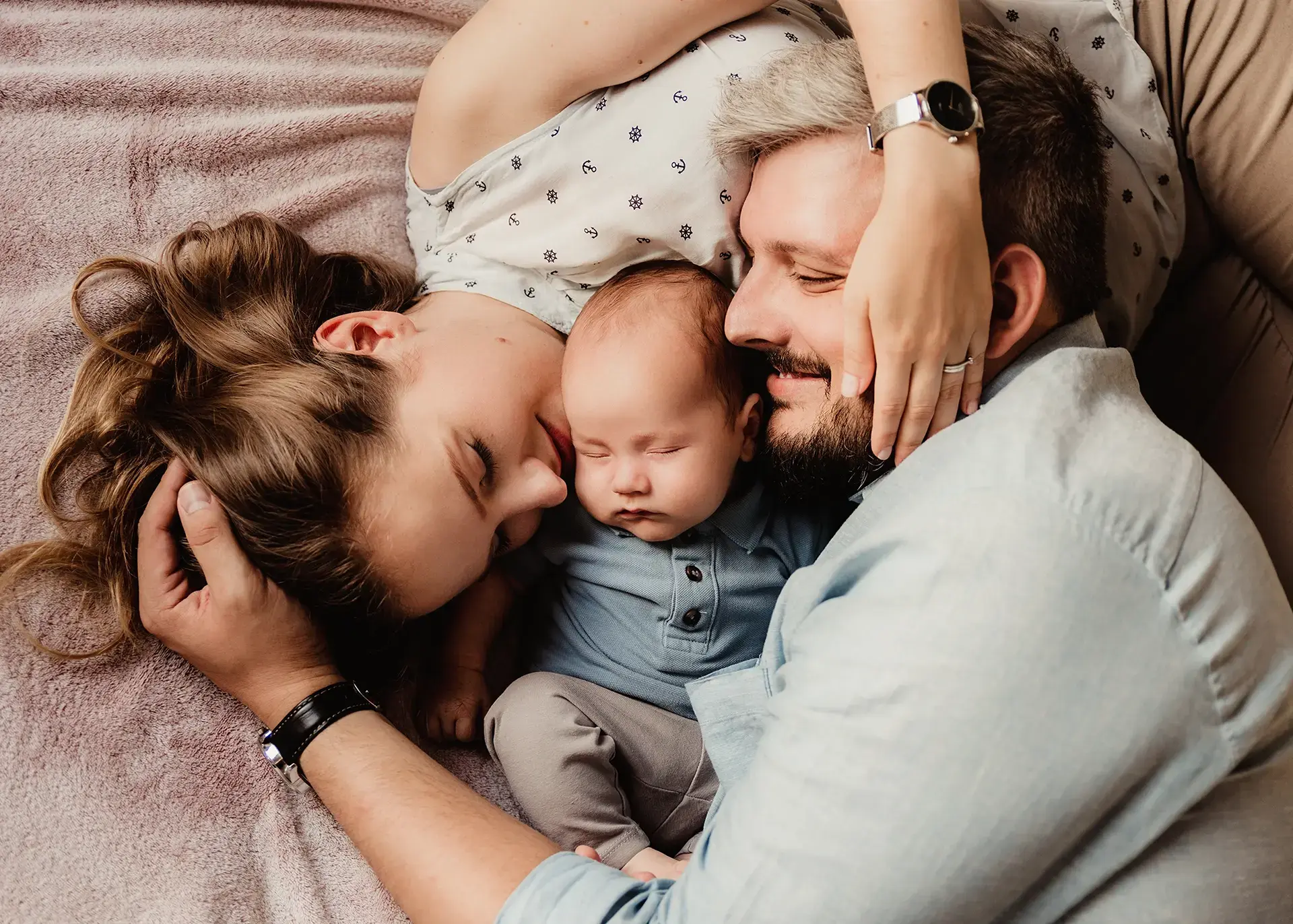 Domowa sesja noworodkowa z góry, Agnieszka i Krzysiek śpiący z małym Jerzykiem na łóżku, czuły portret rodzinny lifestyle, naturalna fotografia noworodkowa Rumia