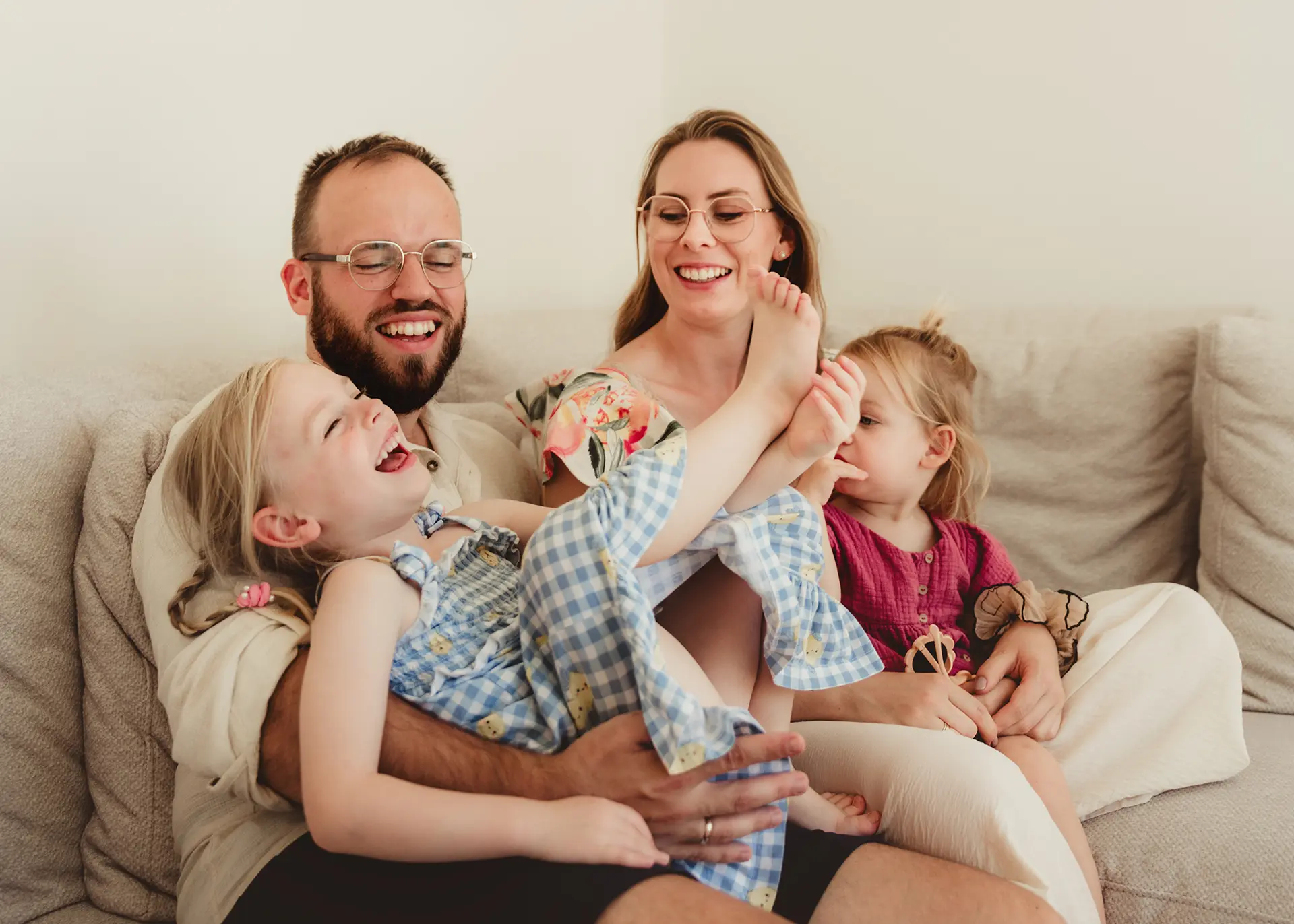 Bliski portret dziecka z radosną miną, naturalne oświetlenie, fotografia dziecięca