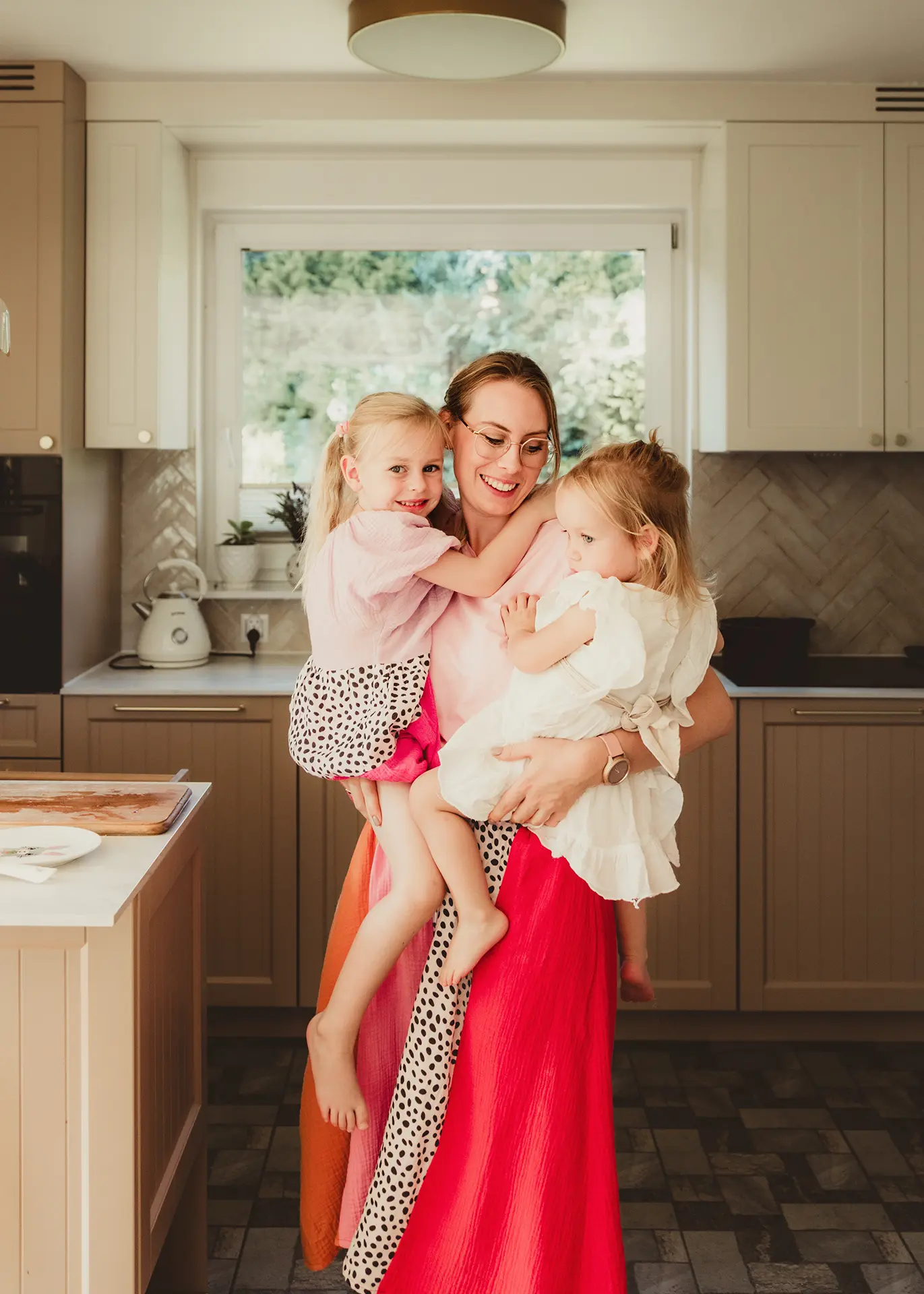 Mama trzymająca swoje córeczki, intymny i naturalny portret macierzyństwa