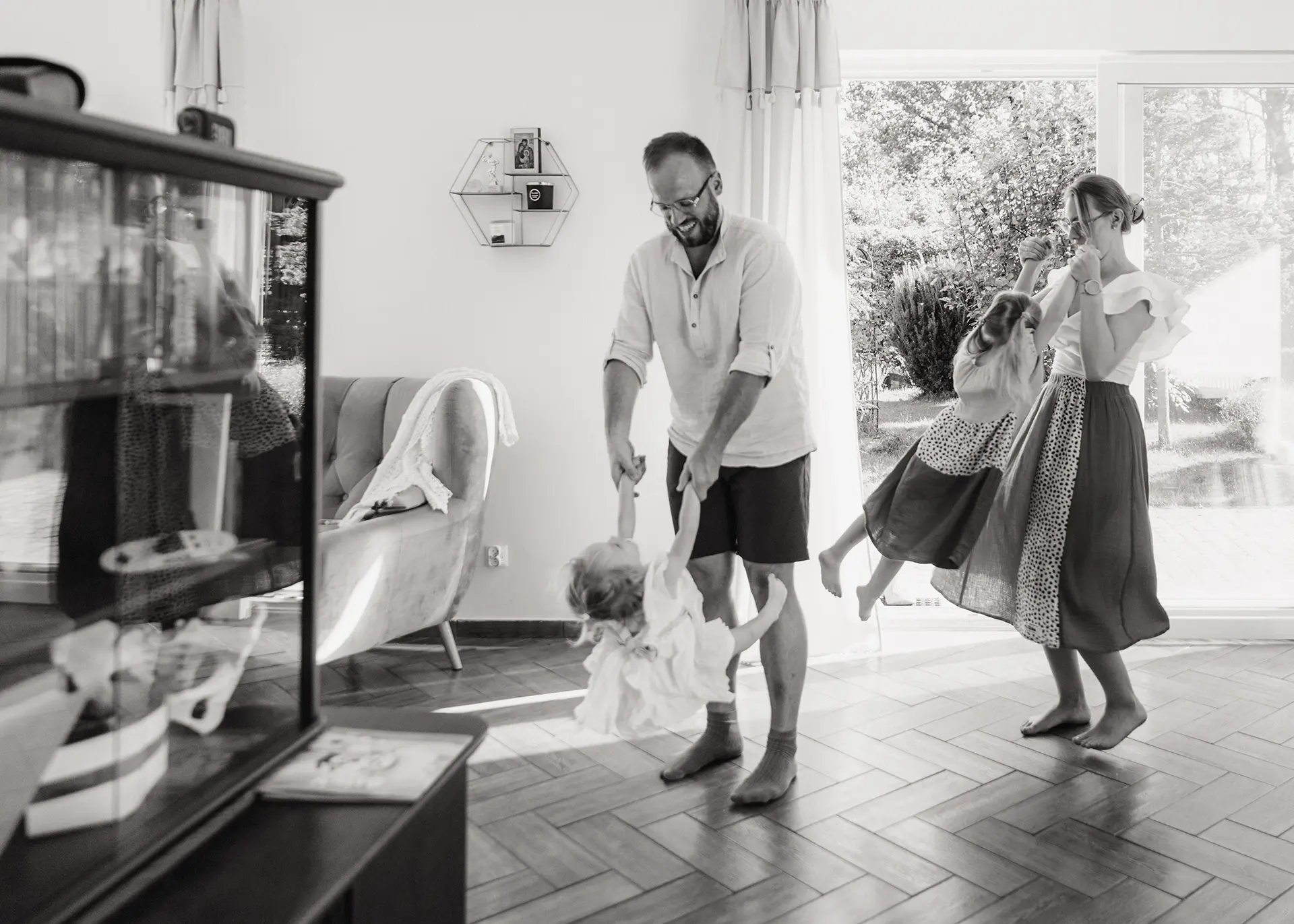 Mama, tata i dziecko razem na białym tle, uśmiechnięta rodzina w jasnych stylizacjach