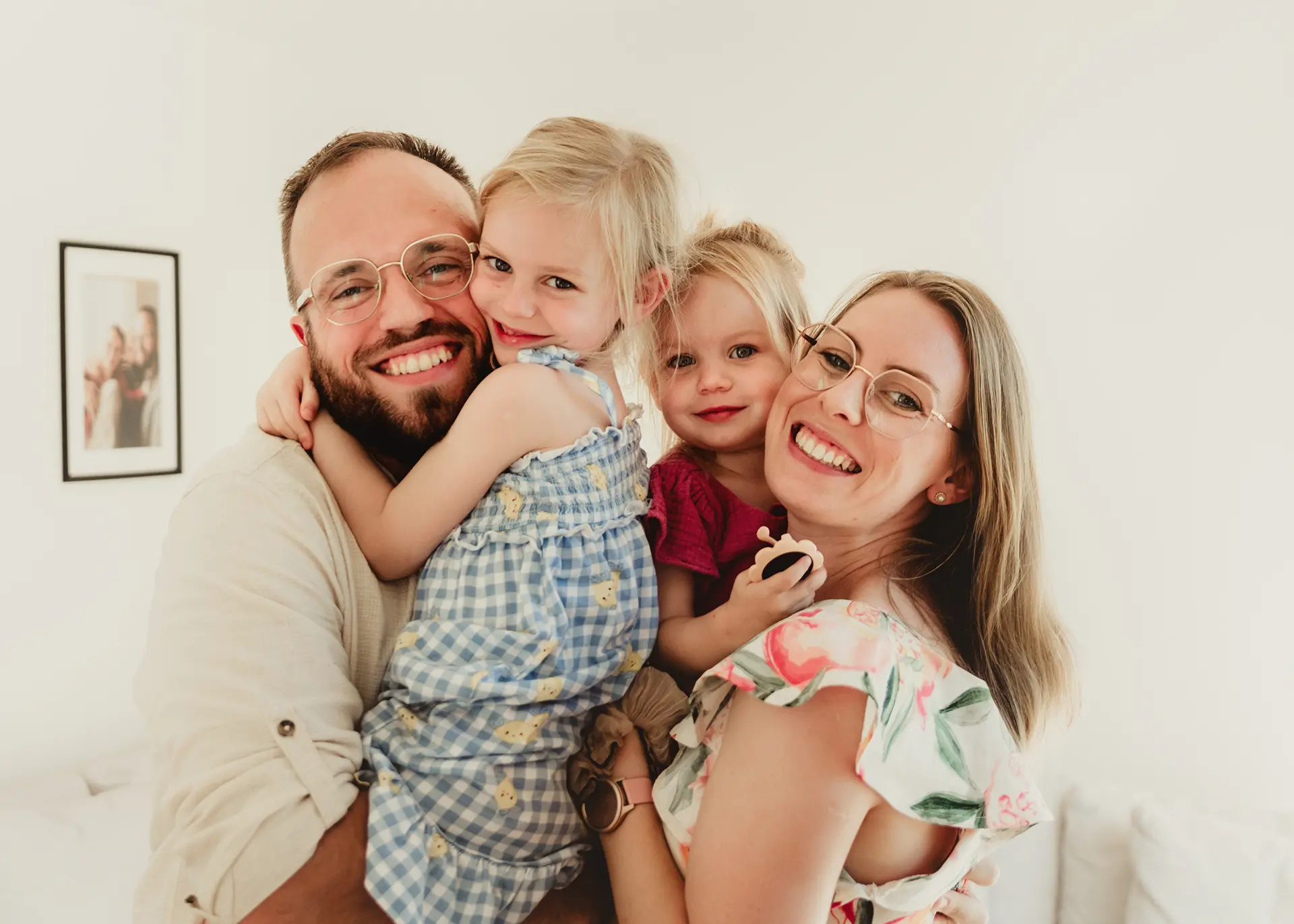 Minimalistyczna sesja domowa dziecięca z rodzicami, uśmiechnięte dziecko w jasnym ubranku, fotografia dziecięca Rumia