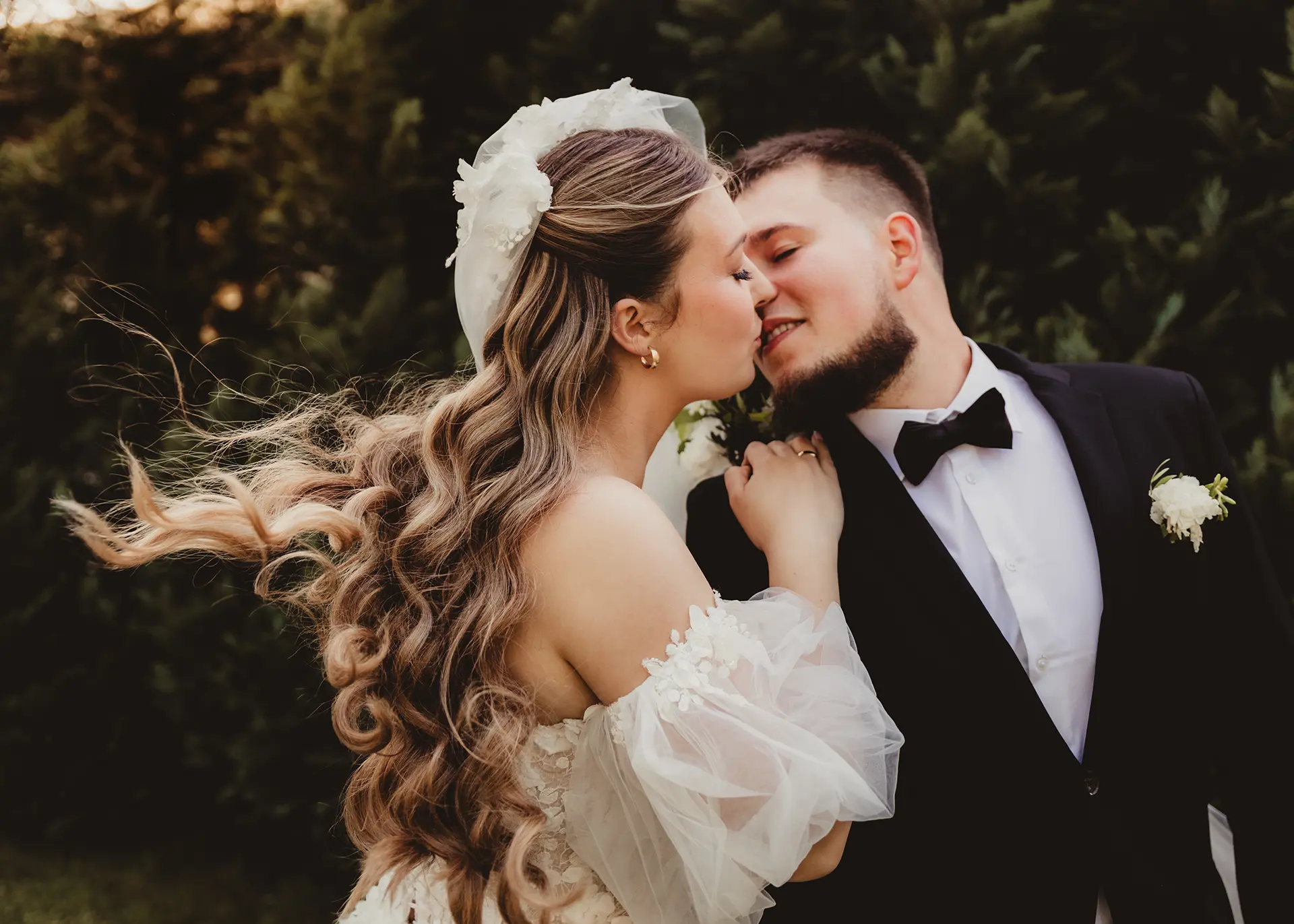 Portret pary młodej, zbliżenie na koronkowy welon i profil panny młodej, ciepłe naturalne światło, sesja ślubna Gdynia