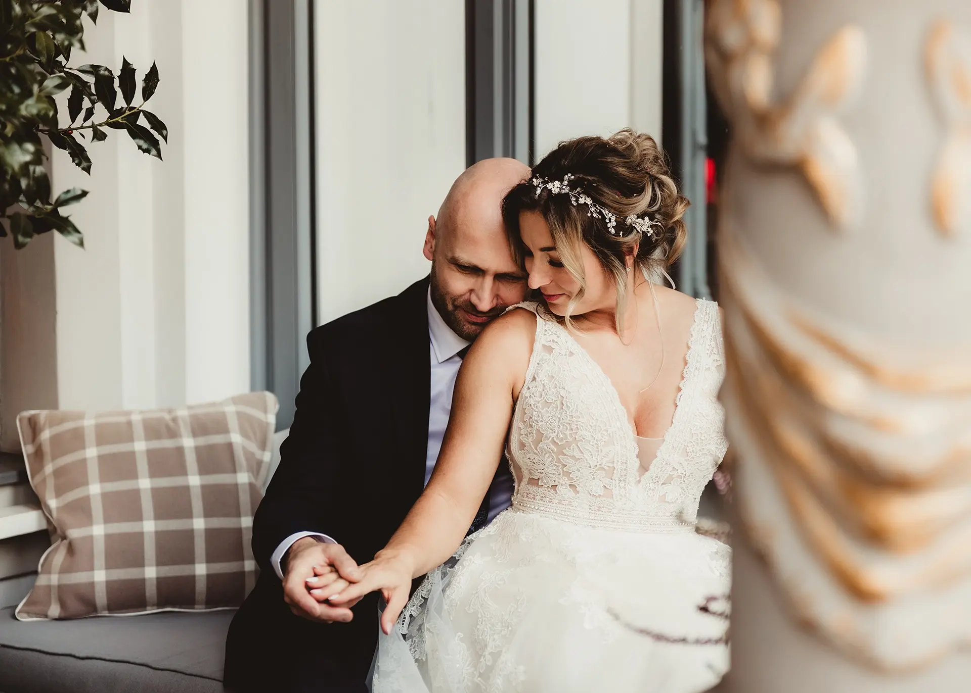 Para młoda w czułym objęciu, panna młoda w koronkowej sukni – opinia o reportażu ślubnym